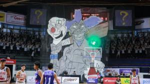 DUKUNG-PENUH-Suasana-DBL-Arena-Surabaya-memanas-saat-laga-Honda-DBL.jpg