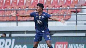 Dedik-Setiawan-saat-memperkuat-Arema-FC-di-Liga-1-20232024-Wq.jpg