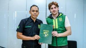 Dejan-Tumbas-kanan-bersama-direktur-operasional-Persebaya-Surabaya-Candra-Wahyudi.jpg