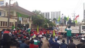 Demo-buruh-pabrik-di-Gresik-setelah-Lebaran.jpg