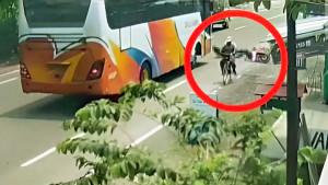 Detik-detik-Pemuda-Bojonegoro-Dilindas-Bus-Terekam-CCTV.jpg