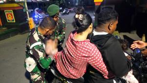 Detik-detik-Prajurit-Yonif-501-BY-Madiun-Selamatkan-Ibu-Hendak-Melahirkan.jpg