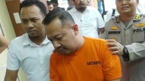 Dinar-Wahyu-Saptian-Dyfrig-alias-Wahyu-Kenzo-saat-digelandang-di-Mapolda-Jatim-01.jpg