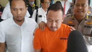 Dinar-Wahyu-Saptian-Dyfrig-alias-Wahyu-Kenzo-saat-digelandang-di-Mapolda-Jatim.jpg