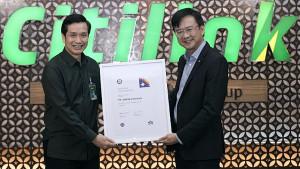 Direktur-Utama-Citilink-Darsito-Hendroseputro-menerima-sertifikat-keanggotaan-IATA.jpg
