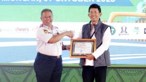 Dirut-Bank-Jatim-Winardi-Legowo-saat-menerima-piagam.jpg