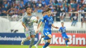Dua-pemain-Persebaya-dan-PSIS-Semarang-saat-bermain-di-Liga-1.jpg
