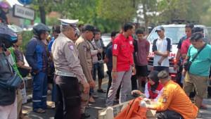 EVAKUASI-KECELAKAAN-Anggota-Polisi-BPBD-dan-Tim-Medis-Pemkot-Sura.jpg
