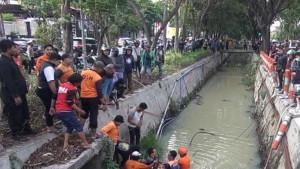 EVAKUASI-Seorang-pengendara-motor-MM-26-warga-Dupak-Kremba.jpg