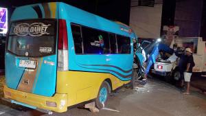 Elf-vs-Truk-Tabrakan-di-Perempatan-Sambong-Jombang-Jatim.jpg