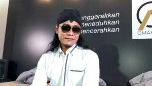 Enteng-Beri-Hadiah-Umroh-dan-Motor-ke-Pak-Zuhdi-Guru-di-Demak-Berapa-Kekayaan-Gus-Miftah.jpg