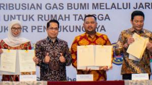 GAS-BUMI-Bupati-Gresik-Fandi-Akhmad-Yani-batik-merah-saat-penanda.jpg