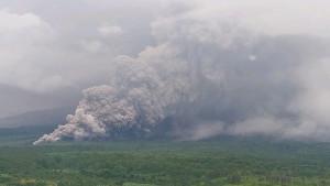 GUNUNG-SEMERU-ERUPSI-Penampakan-abu-vulkanik-Gunung-Semeru-Erupsi-da.jpg