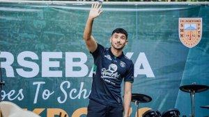 George-Brown-saat-diperkenalkan-sebagai-pemain-Persebaya-Surabaya-qweqe.jpg