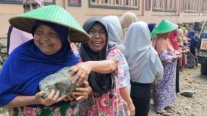 Geram-18-Tahun-Tak-Diperbaiki-Emak-emak-di-Brebes-Patungan-dan-Turun-Tangan-Perbaiki-Jalan-Desa.jpg