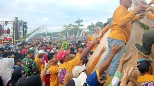 Grebek-tahu-di-lapangan-Desa-Sumbermulyo-Jombang-Jatim.jpg
