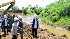 Gubernur-Jatim-Tinjau-Pembangunan-Spillway-di-Jember-1392025.jpg