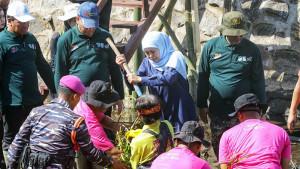 Gubernur-Khofifah-memimpin-aksi-bersih-bersih-Sungai-Legundi-di-Kota-Probolinggo-Jatim.jpg
