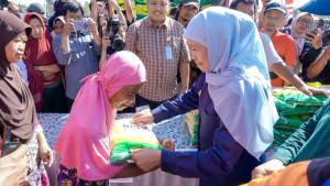 Gubernur-Khofifah-saat-gelaran-Pasar-Murah-di-Kota-Probolinggo.jpg