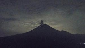 Gunung-api-aktif-tertinggi-di-Pulau-Jawa-itu-berada-dalam-status-waspada-level-II.jpg