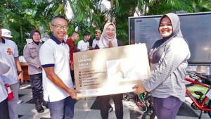 HADIAH-Bupati-Banyuwangi-Ipuk-Fiestiandani-menyerahkan-hadiah-kep.jpg