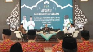 HADIAH-UMRAH-Bupati-Lumajang-Indah-Amperawati-Masdar-saat-mem.jpg