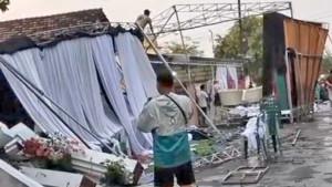 HANCUR-Tenda-beserta-dekorasi-dan-peralatan-hajatan-porak-poranda-diterjang-ang.jpg