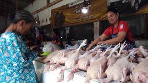 HARGA-DAGING-AYAM-Pedagang-daging-ayam-di-Pasar-Legi-Kota-Blitar-R.jpg