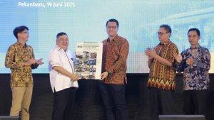 HASIL-STUDI-Gonggomtua-Sitanggang-kedua-dari-kiri-Direktur-Asia-Tenggara-ITDP.jpg