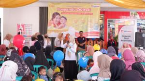 HPK-1000-Kepala-UPTD-Puskesmas-Ngasem-dr-Ria-Rohmatul-Karimah-pegang-mic-sa.jpg