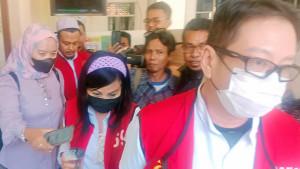 Handy-Soenaryo-dan-Jan-Hwa-Diana-usai-menjalani-sidang-di-Pengadilan-Negeri-Surabaya-Jatim.jpg