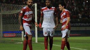 Hugo-Gomes-tengah-merayakan-gol-penalti-lawan-Borneo-FC.jpg