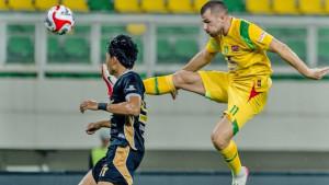IMBANG-Striker-Persebaya-Surabaya-Mihailo-Perovic-berduel-da.jpg