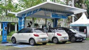 Ilustrasi-mobil-listrik-sedang-melakukan-pengisian-bahan-bakar-listrik-di-SPKLU-PLN.jpg
