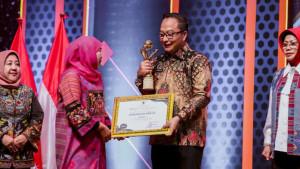 Investement-Award-2024-kepada-Wakil-Bupati-Gresik-dr-Asluchul-Alif.jpg