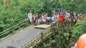 JEMBATAN-RUSAK-Kondisi-Jembatan-penghubung-SenduroGuci.jpg