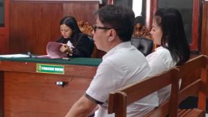Jan-Hwa-Diana-dan-Handy-Soenaryo-saat-sidang-putusan-di-PN-Surabaya-Jatim.jpg