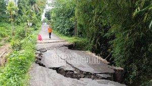 Jembatan-penghubung-dua-desa-itu-ambrol-akibat-tergerus-air-hujan.jpg