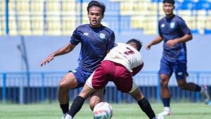 KABAR-GRESIK-UNITED-Aksi-pemain-Gresik-United-biru-melawan-pemain.jpg