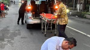KECELAKAAN-BERUNTUN-Petugas-mengevakuasi-korban-kecelaka.jpg
