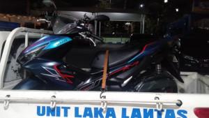 KECELAKAAN-Sepeda-motor-milik-korban-Imam-Rofiki-diangkut-untuk-se.jpg