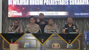 KEJAR-DALANG-Kabid-Humas-Polda-Jatim-Kombes-Pol-Jules-Abr.jpg
