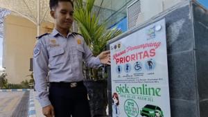 KELOMPOK-RENTAN-Petugas-menunjukkan-titik-penjemputan-an.jpg