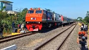 KERETA-KLASIK-Warga-antusias-menyambut-kedatangan-ran.jpg