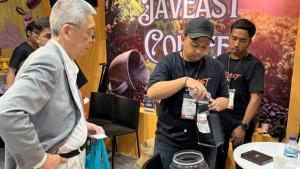 KOPI-LOKAL-Salah-satu-pengunjung-mencicipi-Javeast-Coffee-dala.jpg