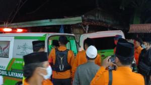 KORBAN-BERTAMBAH-Anggota-BPBD-Sampang-saat-menurunkan-salah-je.jpg