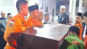 KORBAN-RERUNTUHAN-BPBD-Sampang-saat-mengantarkan-salah-s.jpg