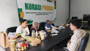 KURASI-PRODUK-Kegiatan-kurasi-produk-UMKM-yang-digelar-Diskoperindag-Bondo.jpg