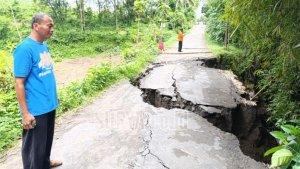 Kabupaten-Blitar-putus-Selasa-2522025-Badan-jembatan-ambrol-akibat-tergerus-air-hujan.jpg