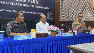 Kantor-Imigrasi-Kelas-2-Non-TPI-Ponorogo-menangkap-5.jpg